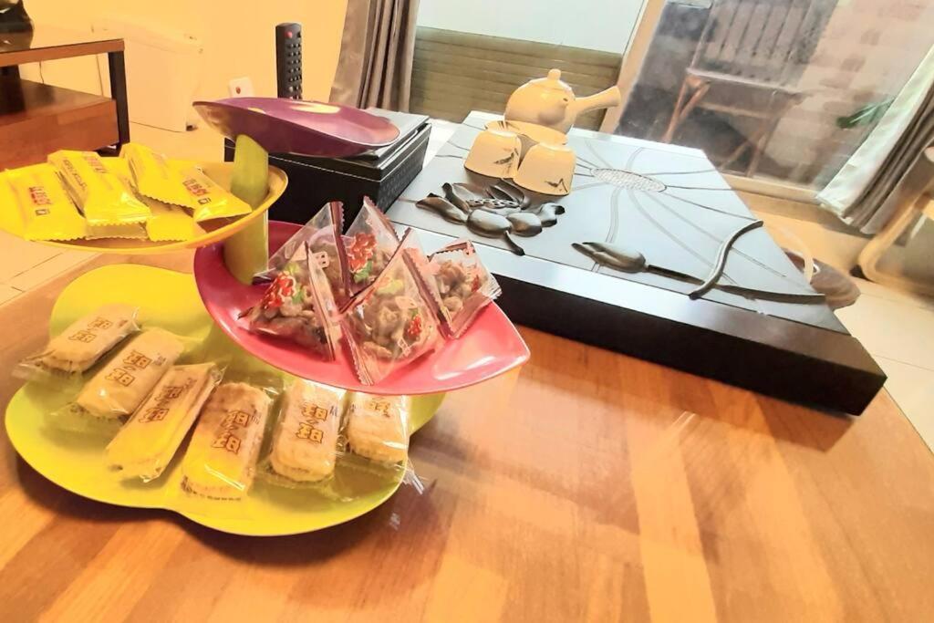 花的家 高鐵左營站前2號出口高鐵路步行3分鐘 最多6位可入住 3間卧房 月租長租 เกาสง ภายนอก รูปภาพ