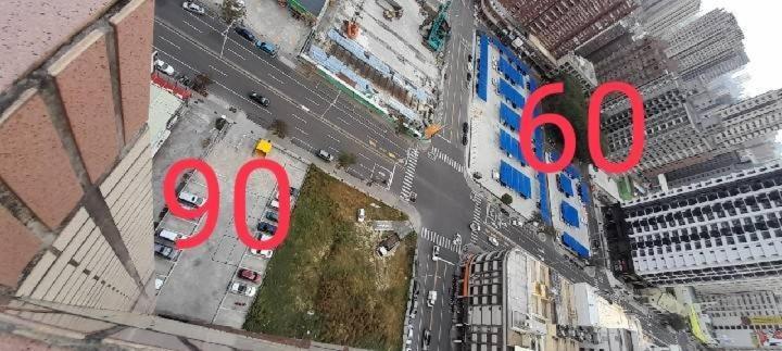 花的家 高鐵左營站前2號出口高鐵路步行3分鐘 最多6位可入住 3間卧房 月租長租 เกาสง ภายนอก รูปภาพ